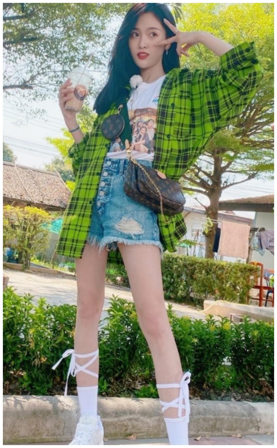 吴宣仪怕穿死亡白袜会显腿粗就把鞋带绑到袜子上绝了