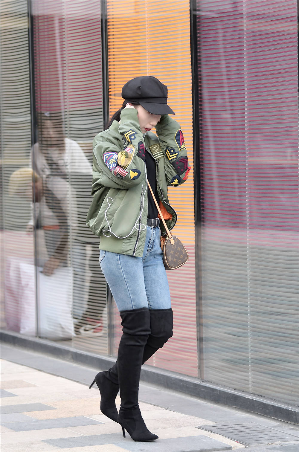 蓝色紧身牛仔裤搭配尖头细跟过膝靴,简约秋季穿搭,适合匀称身材|身材