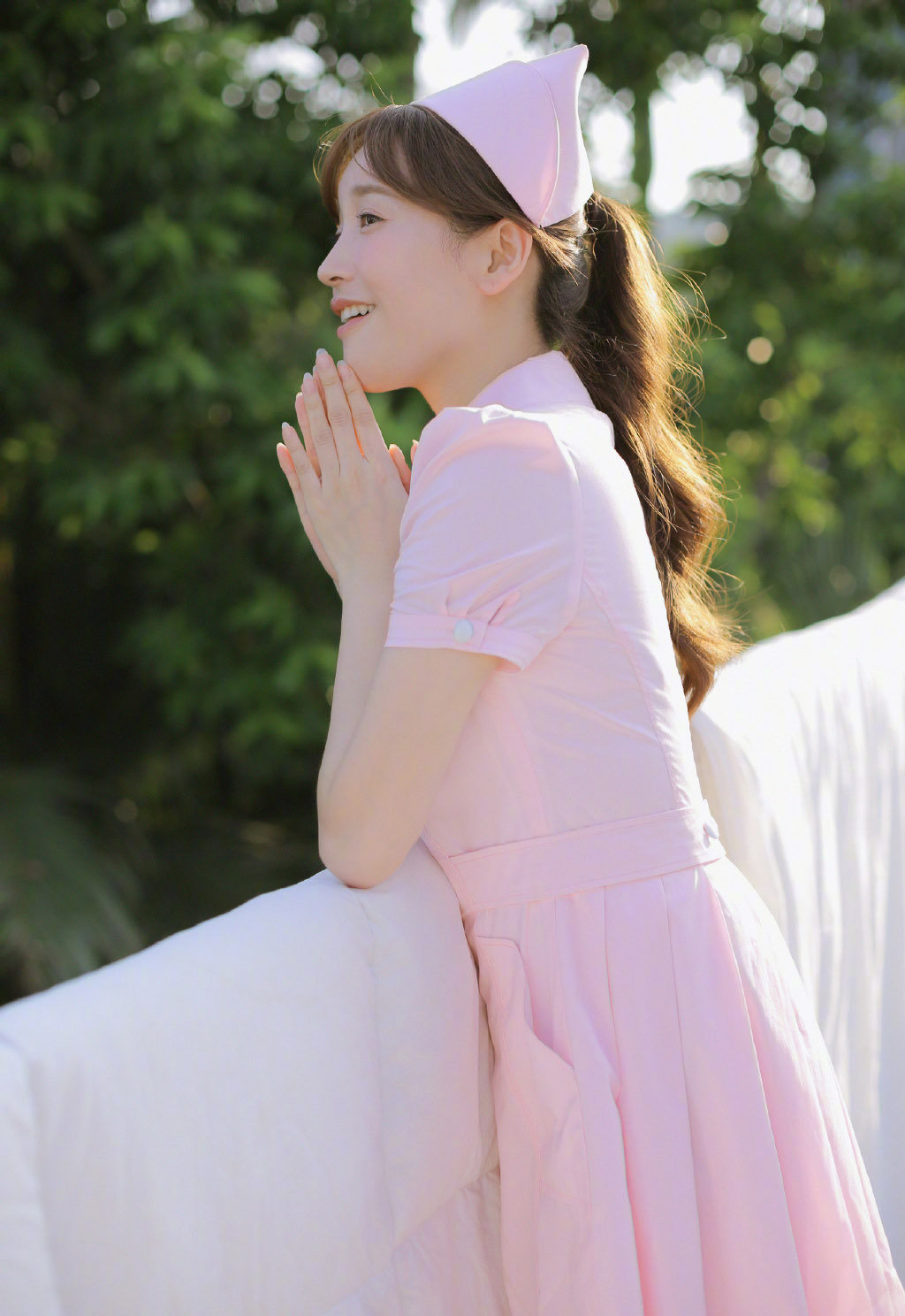 演员金莎护士装写真,可爱迷人!__财经头条