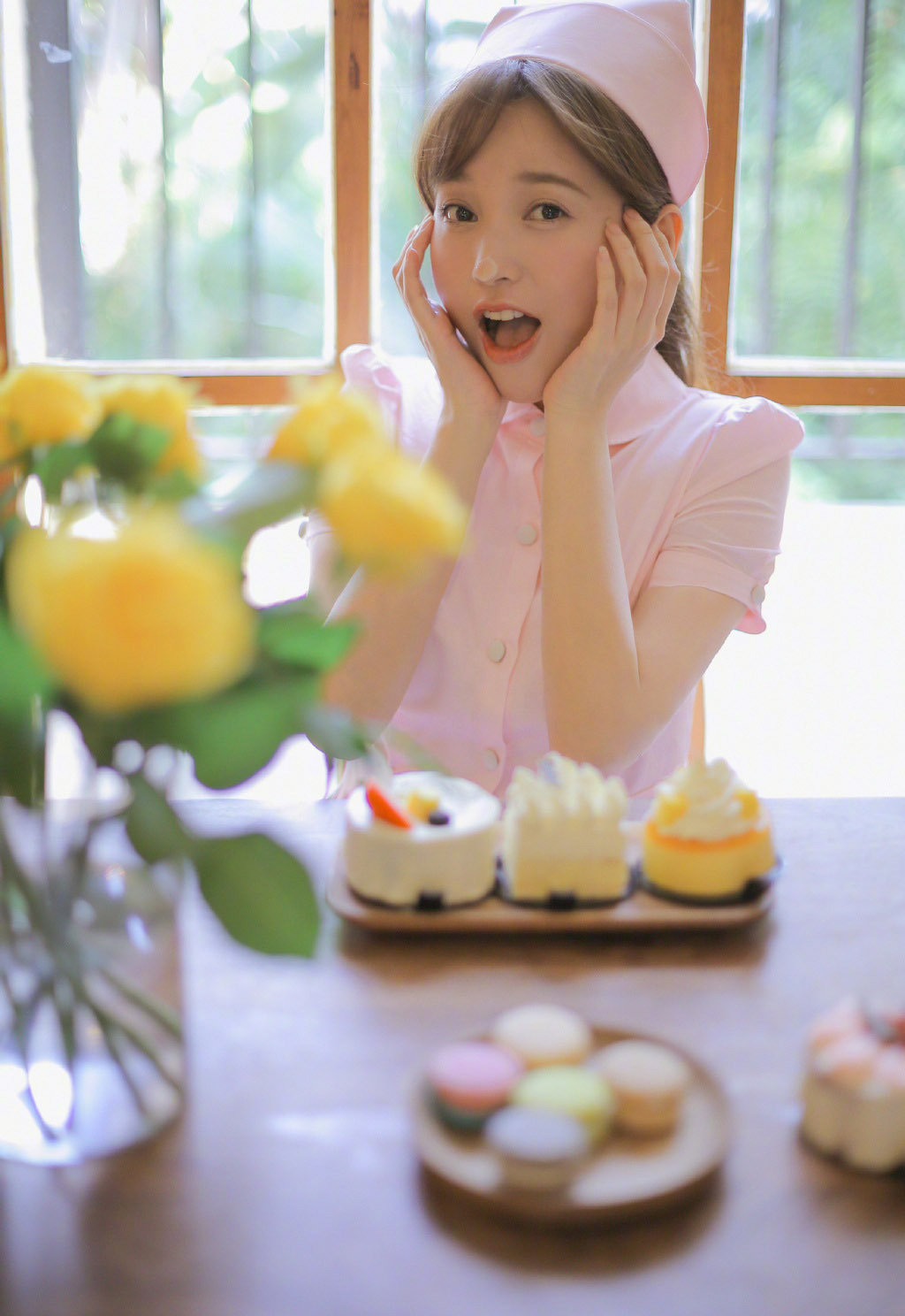 演员金莎护士装写真,可爱迷人!__财经头条