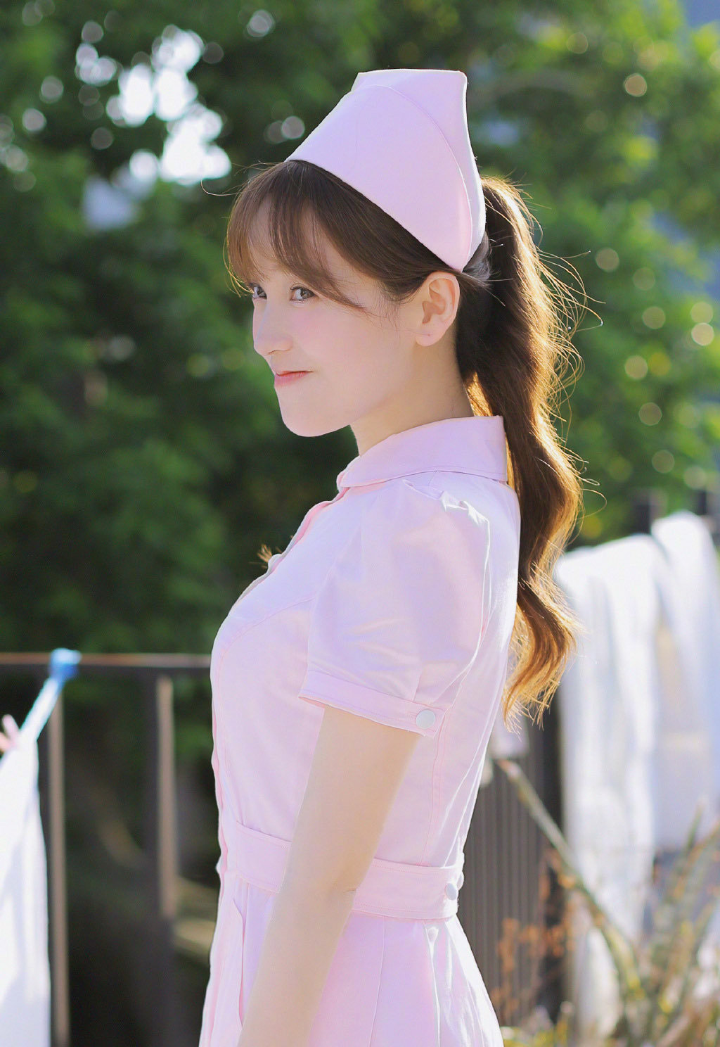 演员金莎护士装写真,可爱迷人!__财经头条