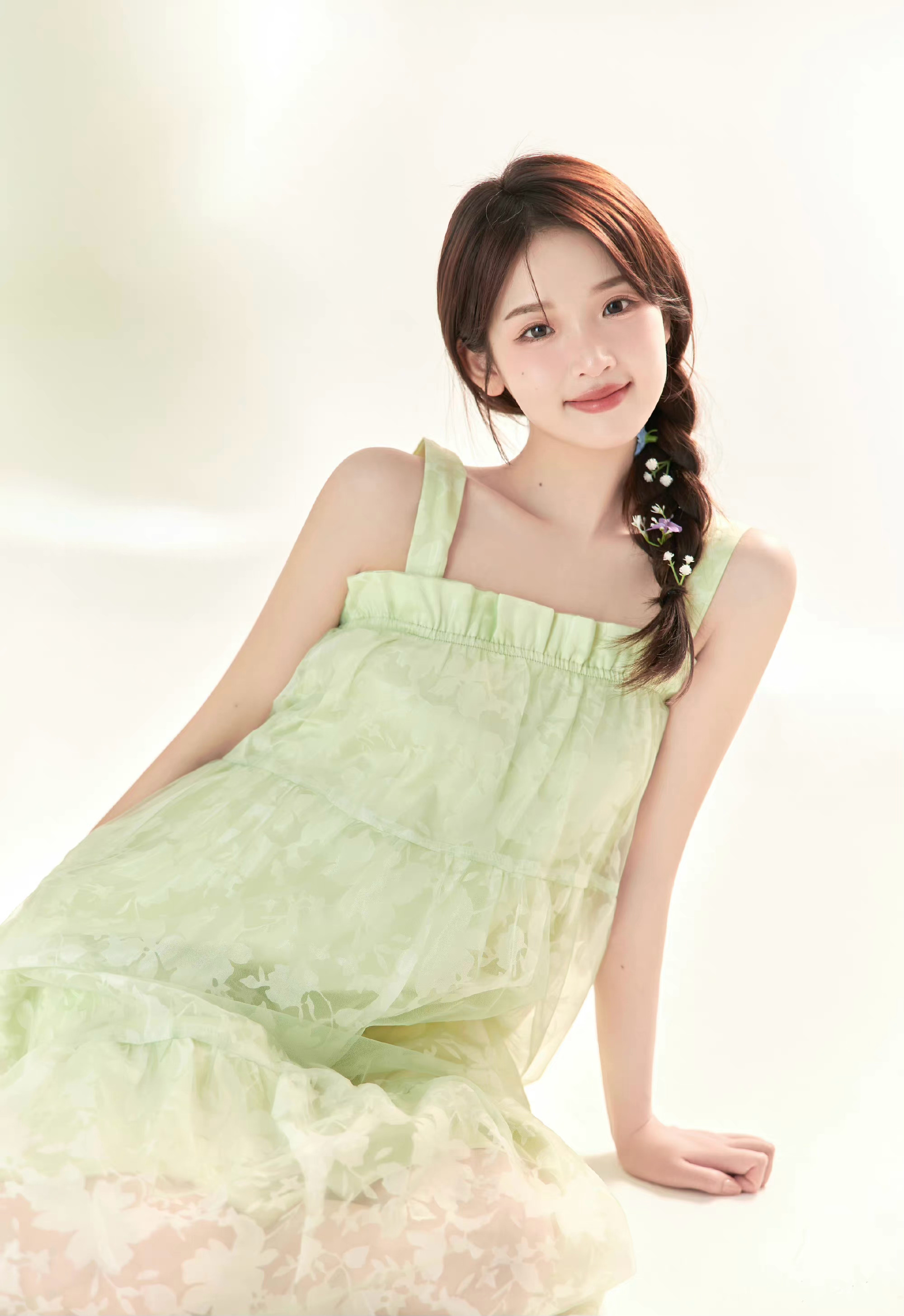 张淼怡春日写真!侧马尾编发甜美可爱,绿色连衣裙清新自然_高清图集_新