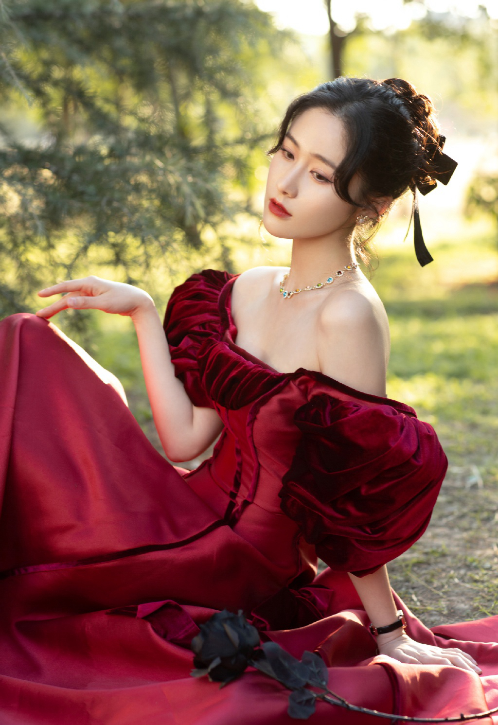 女主持人梁田,酒红色露肩长裙,美艳大气!