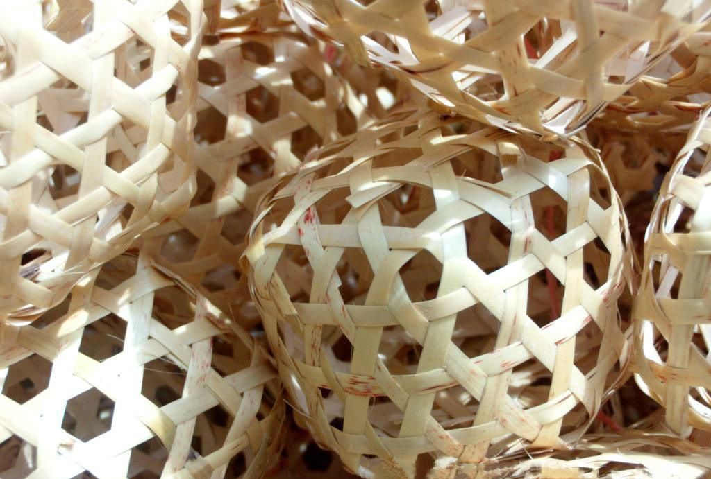 一组晚清,民国及现代利用竹子手工编织的蝈蝈笼子赏析