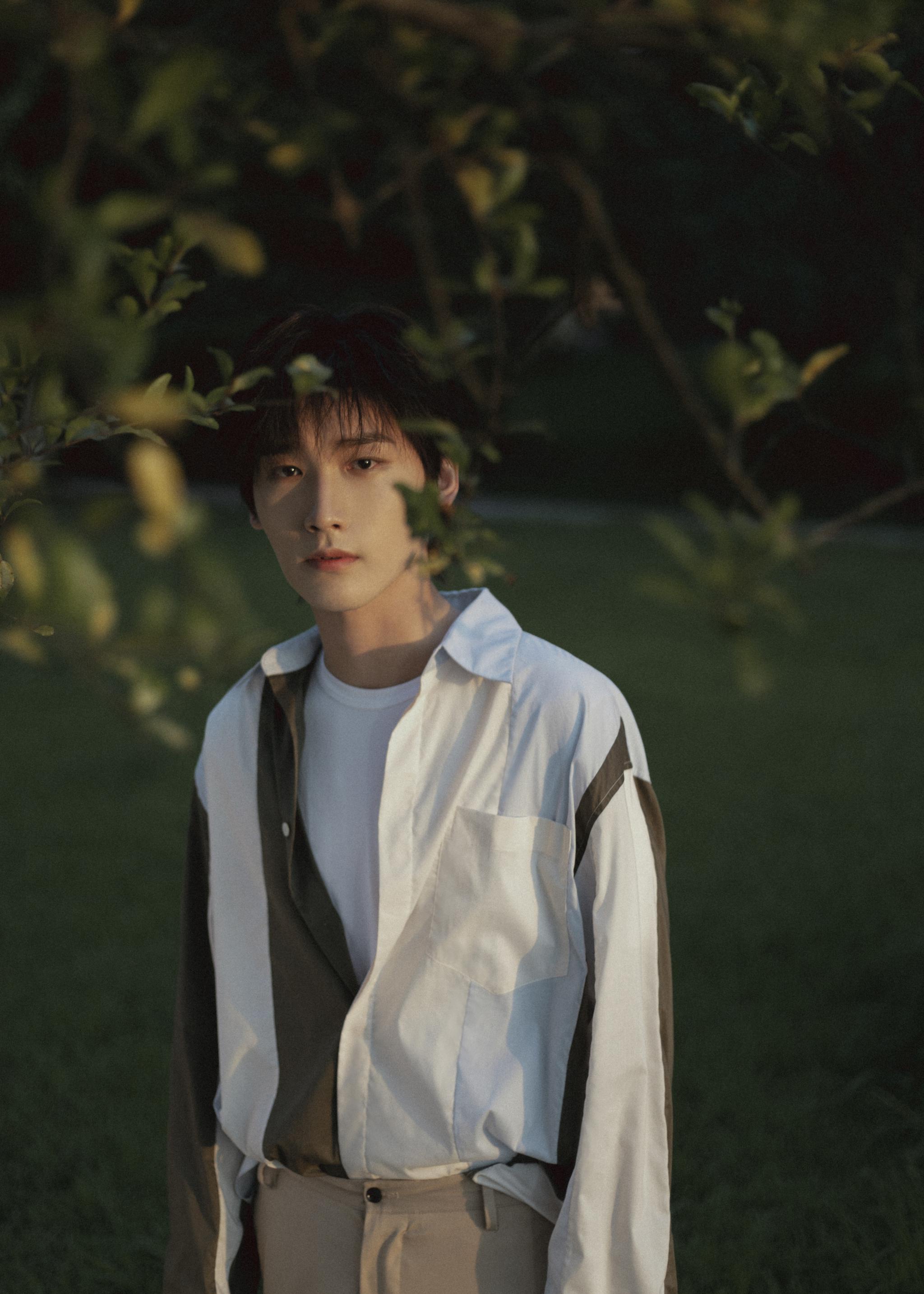 邢昭林复古风生日写真释出 清朗少年目光温柔