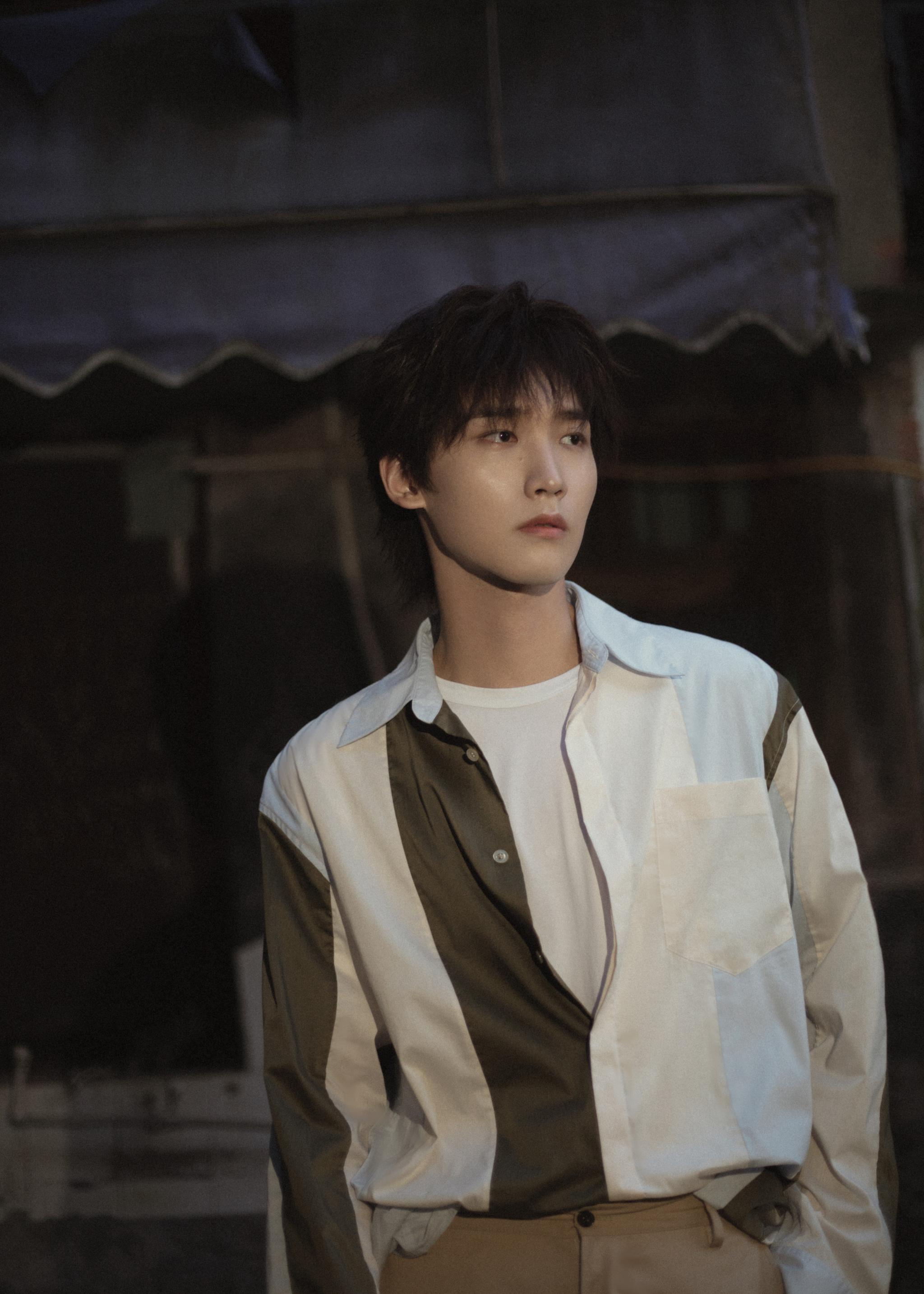 邢昭林复古风生日写真释出 清朗少年目光温柔