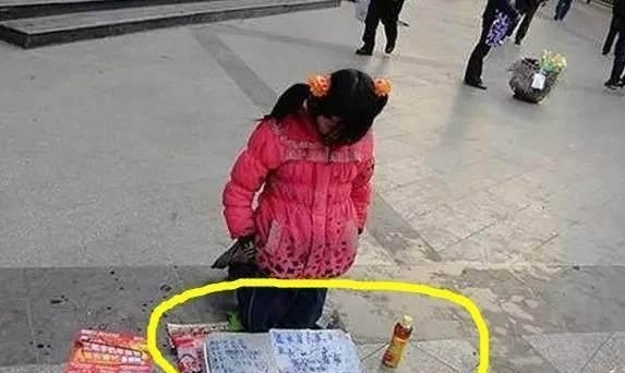 女乞丐街头行乞,抬头的一瞬间路人都被他惊艳到了