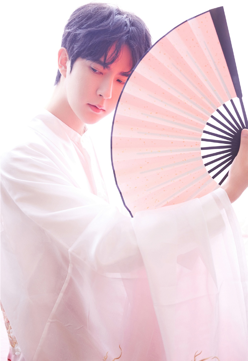 于朦胧汉服写真曝光 手拿折扇低头回眸太可啦