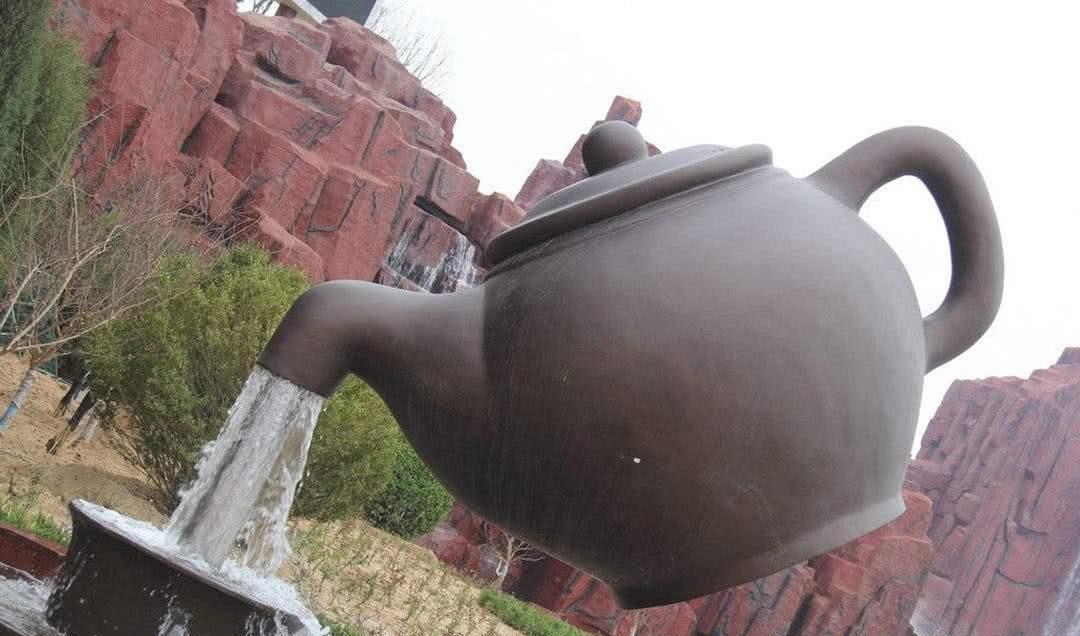 江苏悬空的大茶壶不停流水,游客以为是魔术,其实很多地方都有!