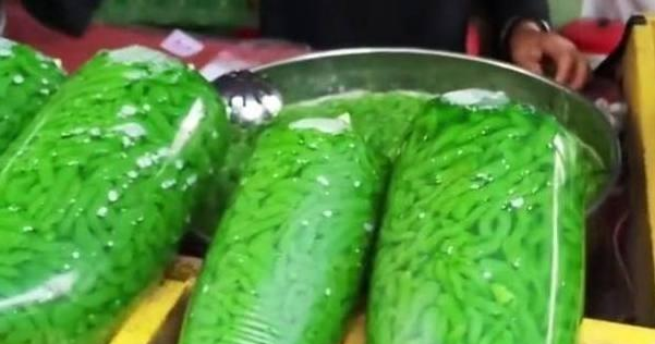 路边摊卖的“绿色小吃”，你敢吃吗？误以为是色素休闲区蓝鸢梦想 - Www.slyday.coM