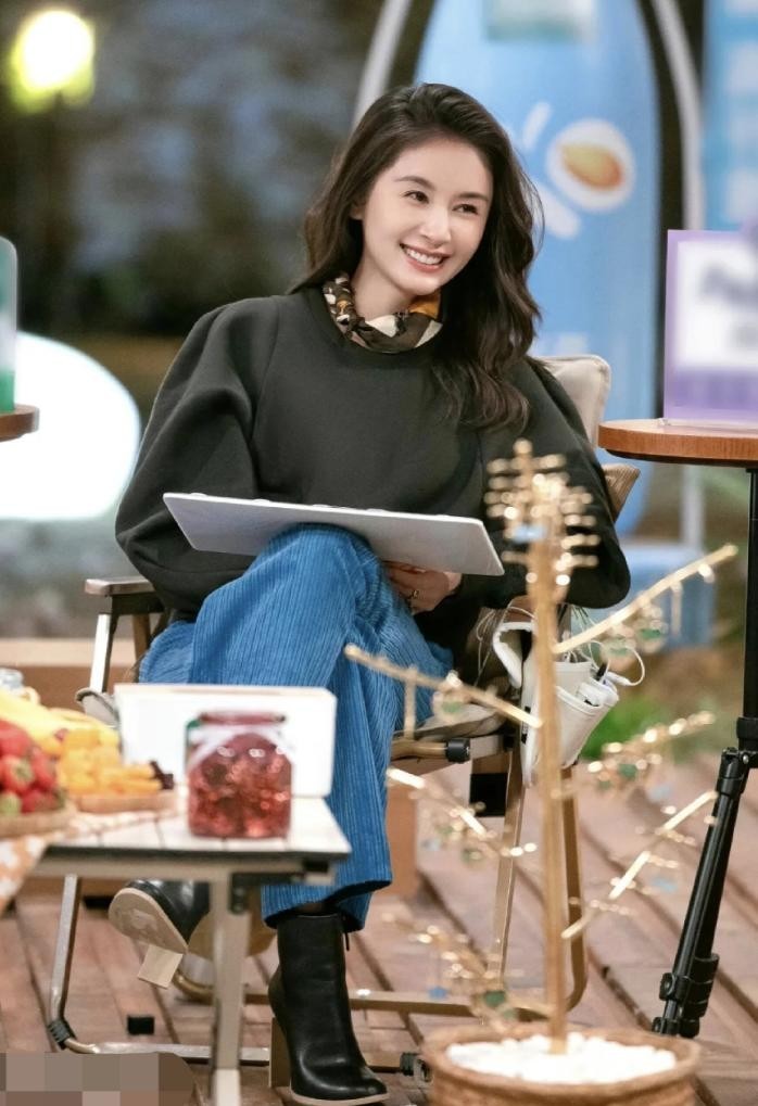 看了王子文的穿搭，卫衣不配半身裙、皮鞋才更高级时髦