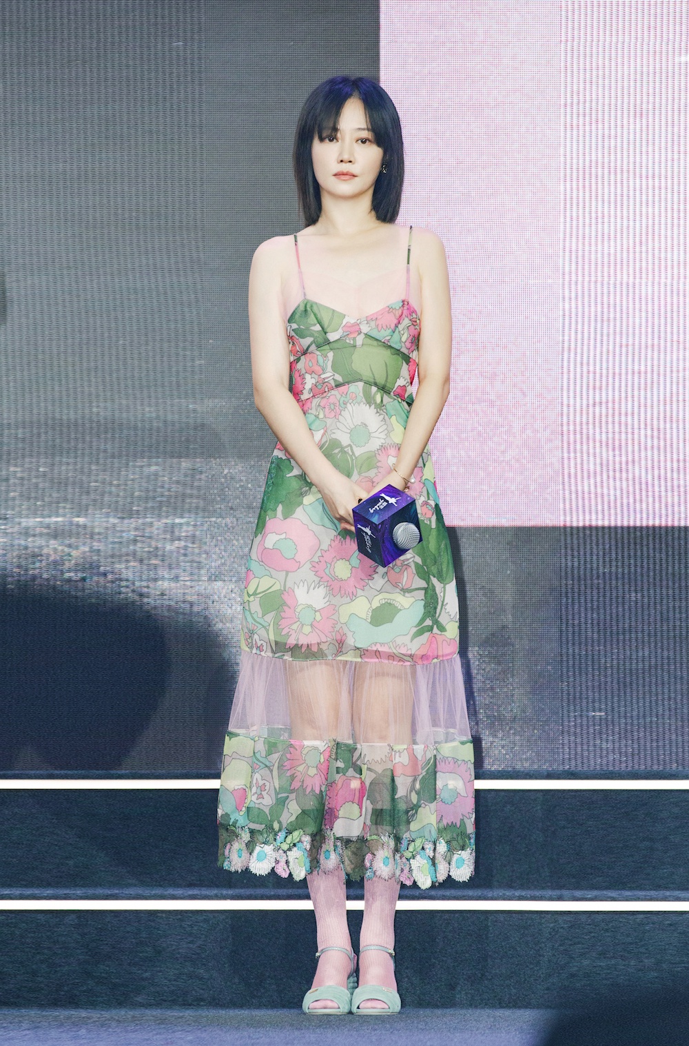 谭卓出席抗疫电视剧《在一起》发布会 打趣自己演戏时是偏执狂