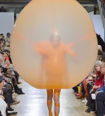 模特居然在气球里走秀,泄气后秒变橡胶裹身裙,原谅我欣赏不来!_高清图