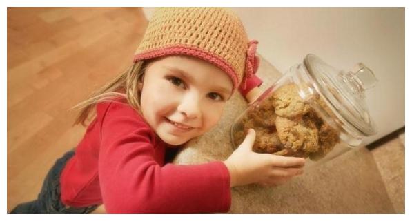 杜绝让孩子吃零食?其实不然,聪明父母这么做,非常好用