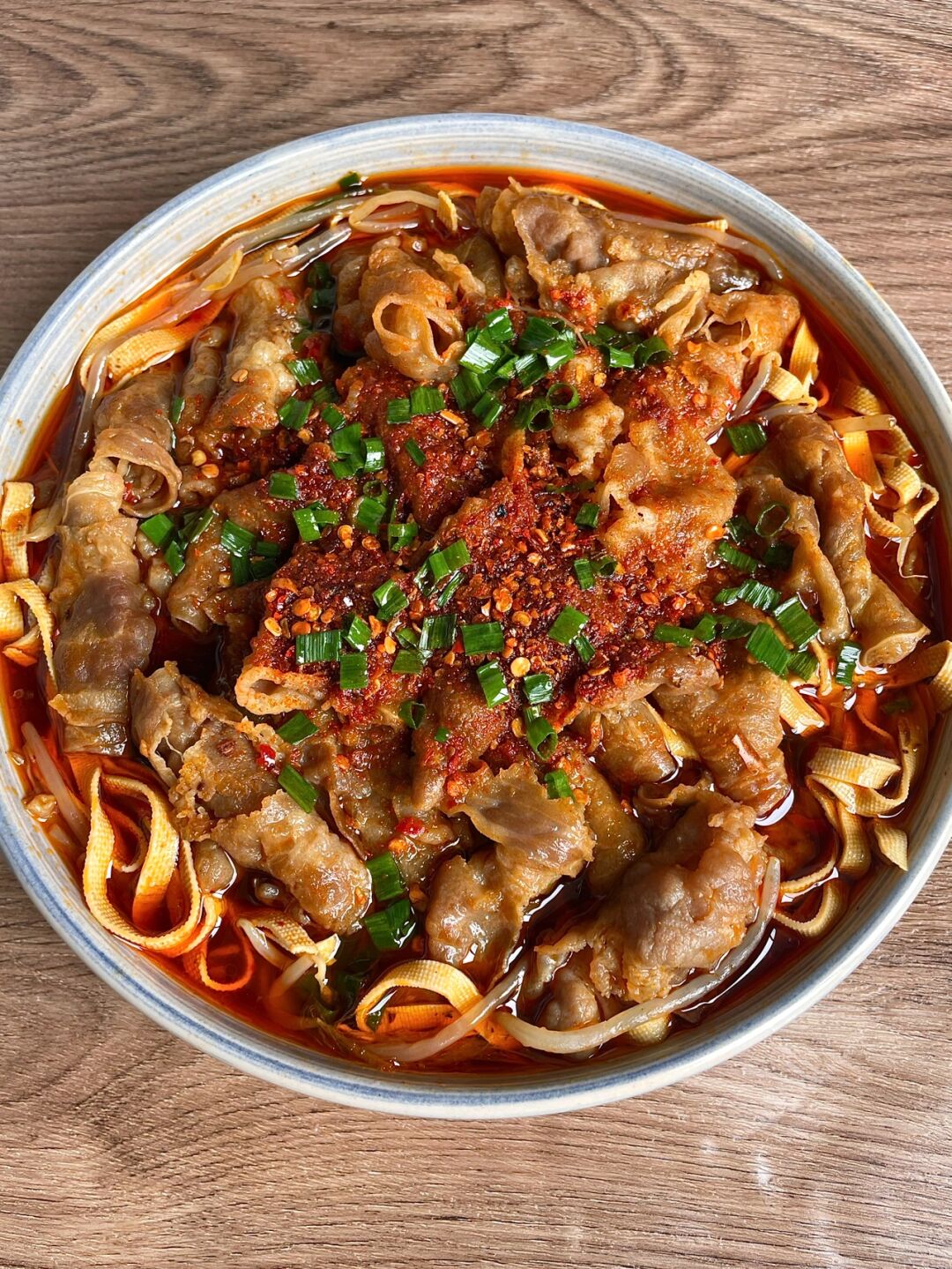 水煮肥牛真的太下饭了麻麻辣辣汤汁浓郁用来拌饭真的太爽了