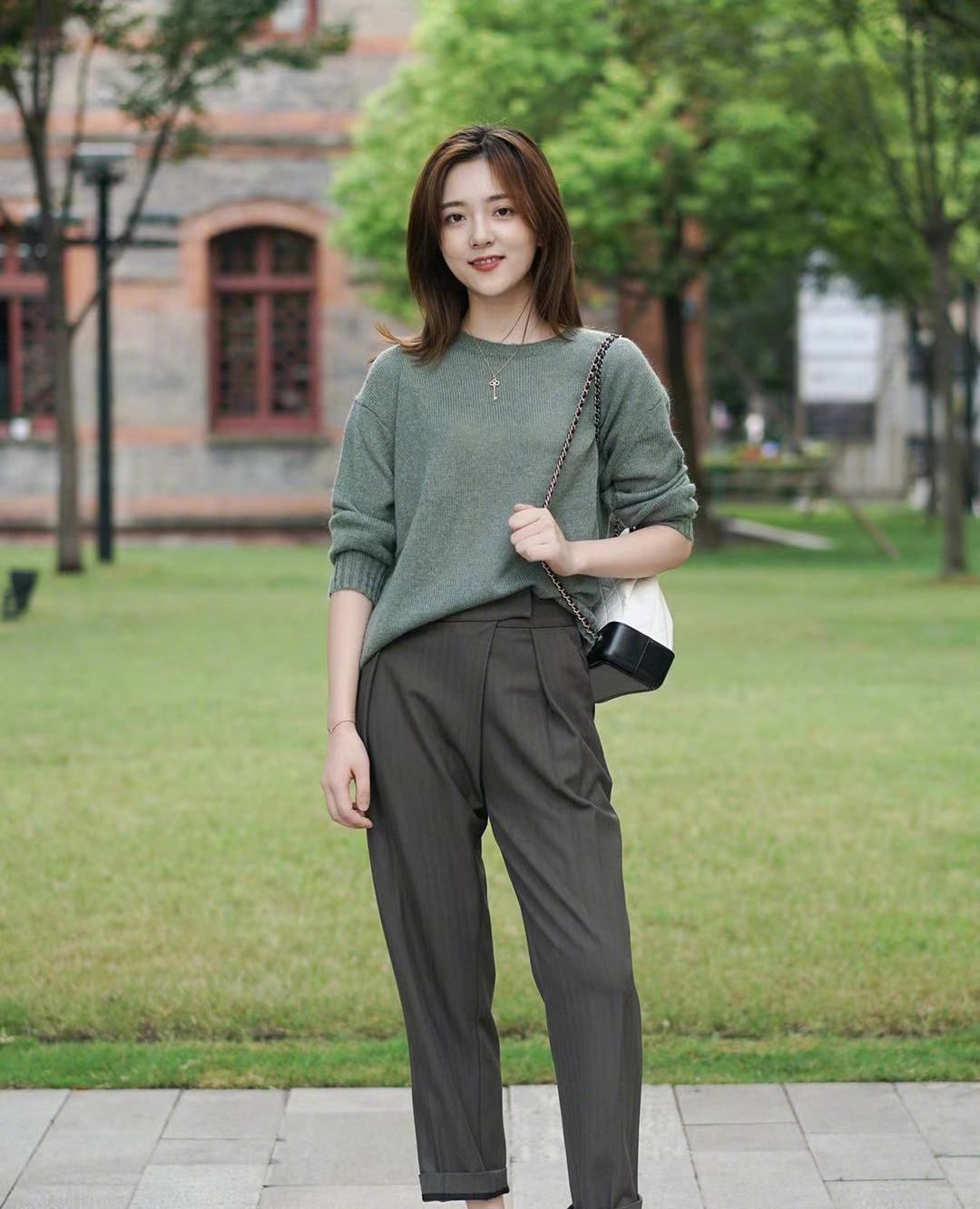 街拍:小姐姐绿色毛衣搭配灰色长裤,短发及肩笑容温婉动人