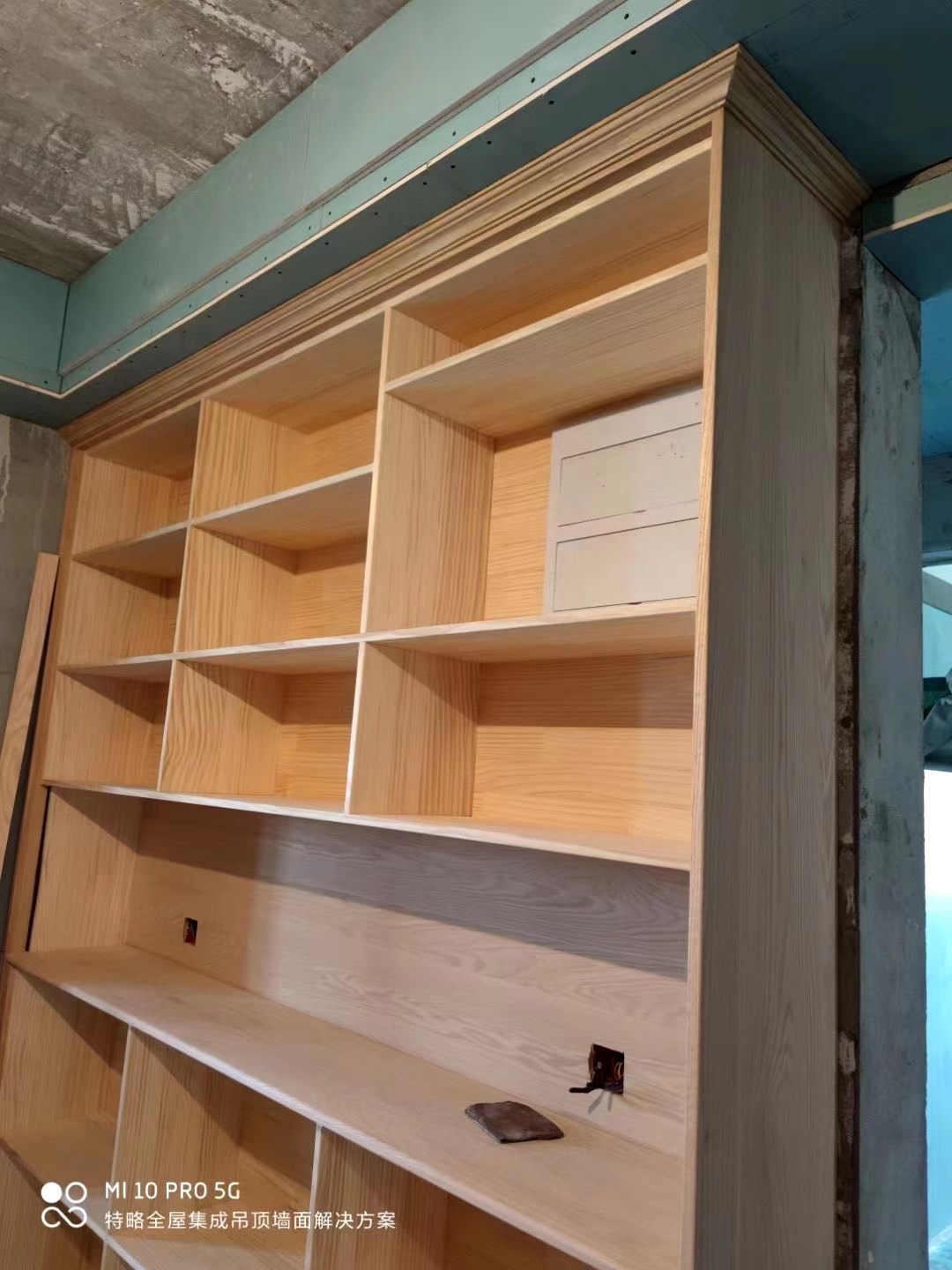 真正的木工手艺人,实木柜体现场做,柜头做顶角线