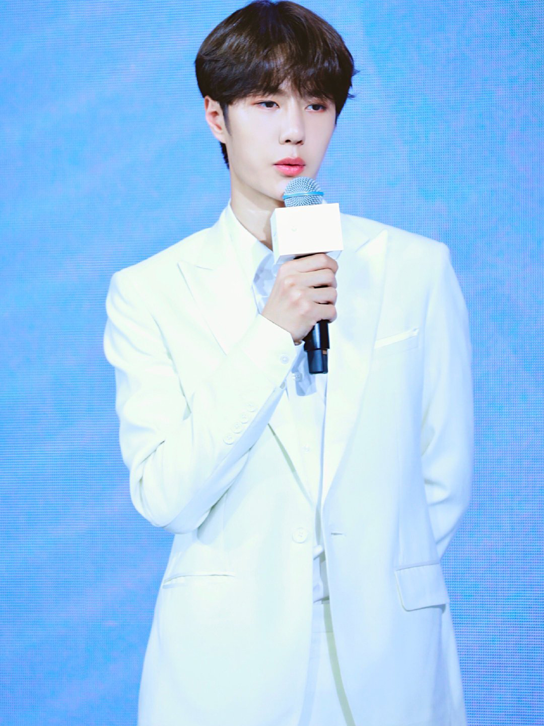 白马王子王一博上线身穿一套白色西装帅出新高度