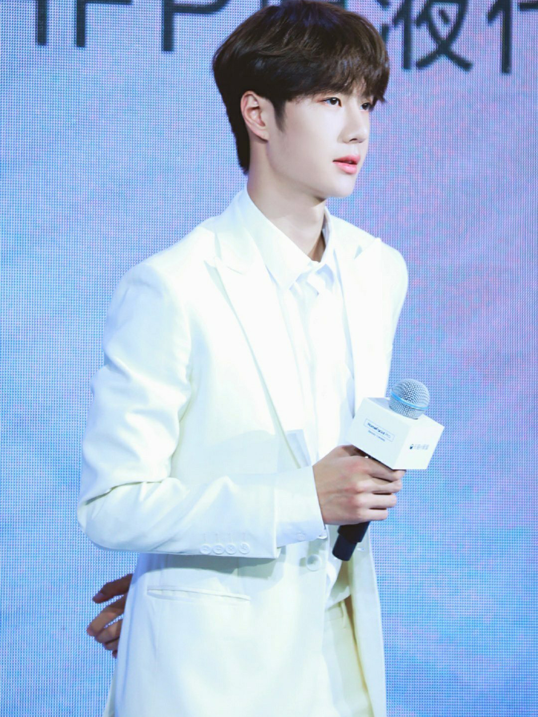 白马王子王一博上线身穿一套白色西装帅出新高度