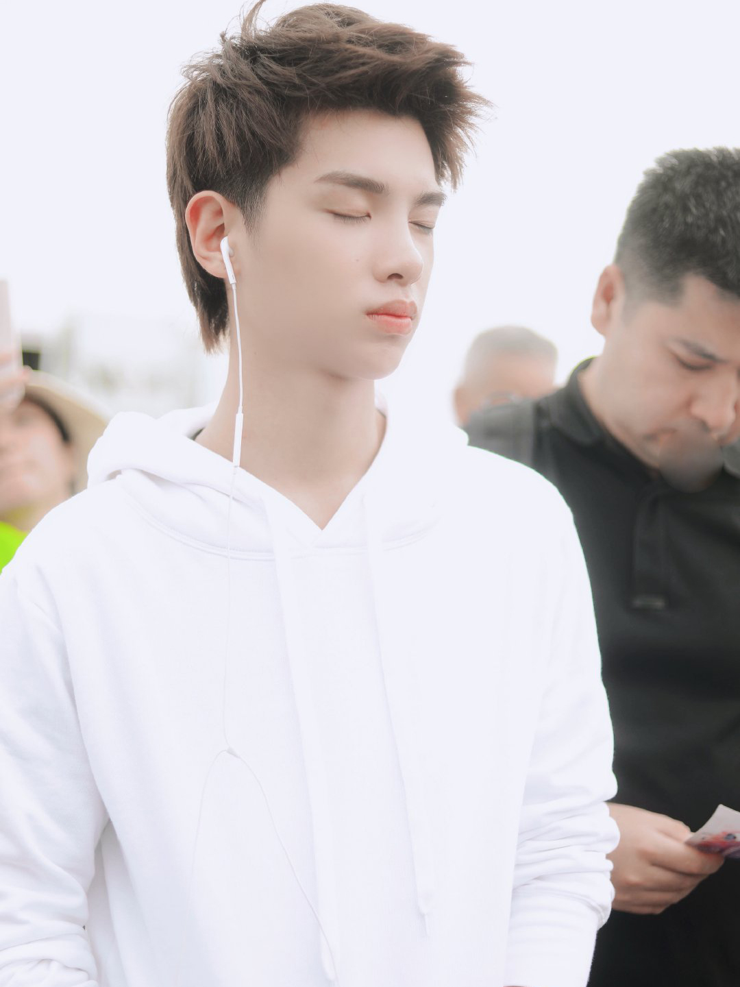 黄明昊换新发型啦带黑框眼镜走机场居然这么潮