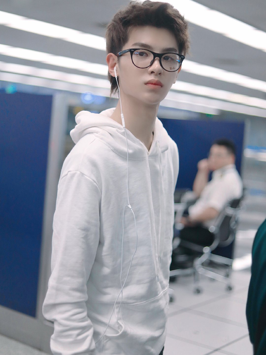 黄明昊换新发型啦带黑框眼镜走机场居然这么潮