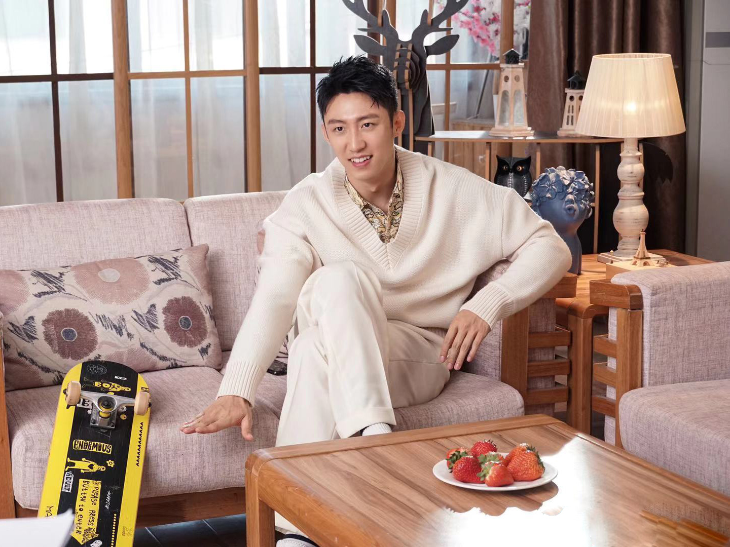 187cm黄景瑜印花衬衫搭配毛衣腿长就是任性