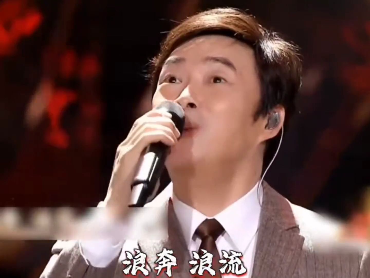《上海滩》费玉清歌声温润如玉，柔情似水重温经典