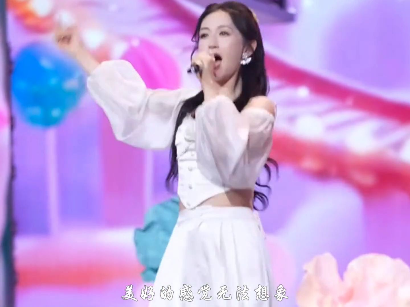 谢娜这首《快乐的歌》一响，肆意张扬的旋律，瞬间梦回快乐大本营