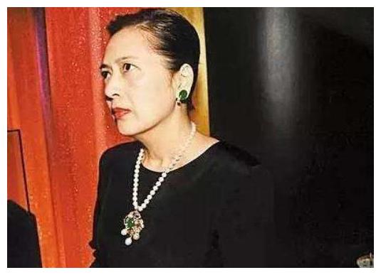 1999年,宝咏琴单方面宣布分手,前男友追讨:39条内裤11亿服务费