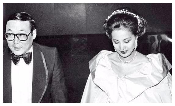 的男人是无法驾驭的,年仅27岁的时候,她就与船王的儿子赵世光登记结婚