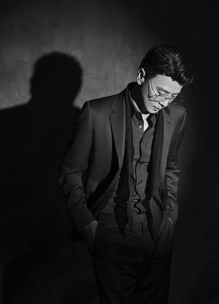 保剑锋出席时尚盛典活动金丝眼镜造型尽显儒雅气质