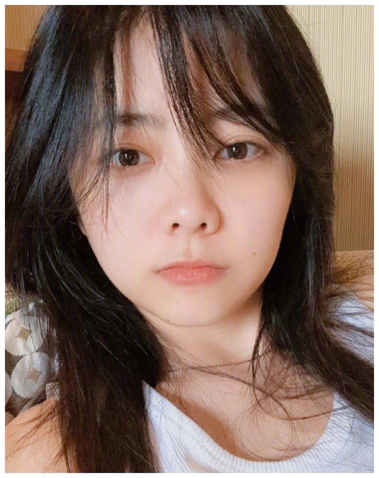 美女影视明星谭松韵清晨起床自拍美照