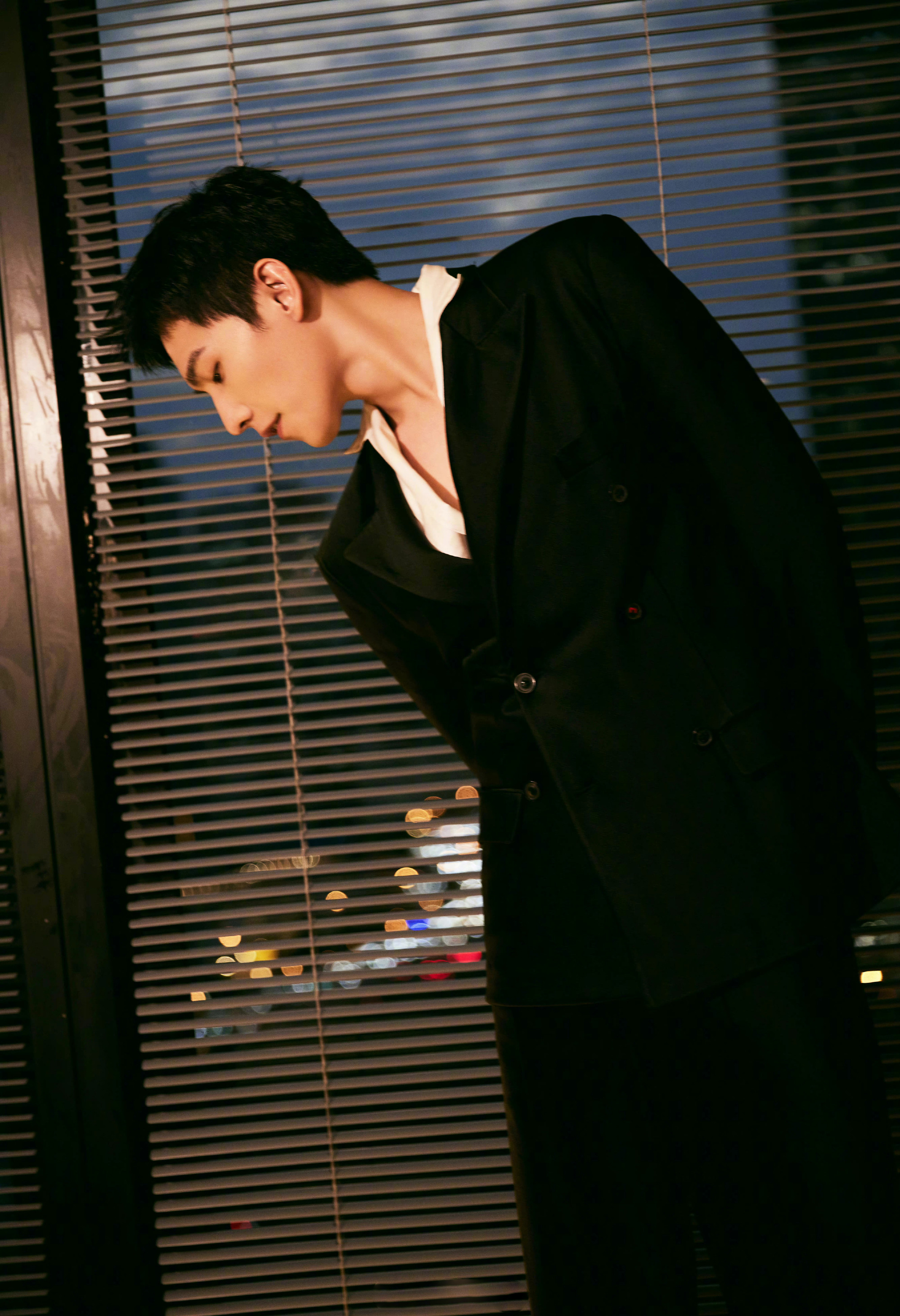 杨洋活动造型大片释出黑丝绒西装v领白衬衫经典简约