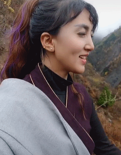 「黑姑娘拉姆」正是一位近期较红的女主播,视频中的她长相清丽,常以