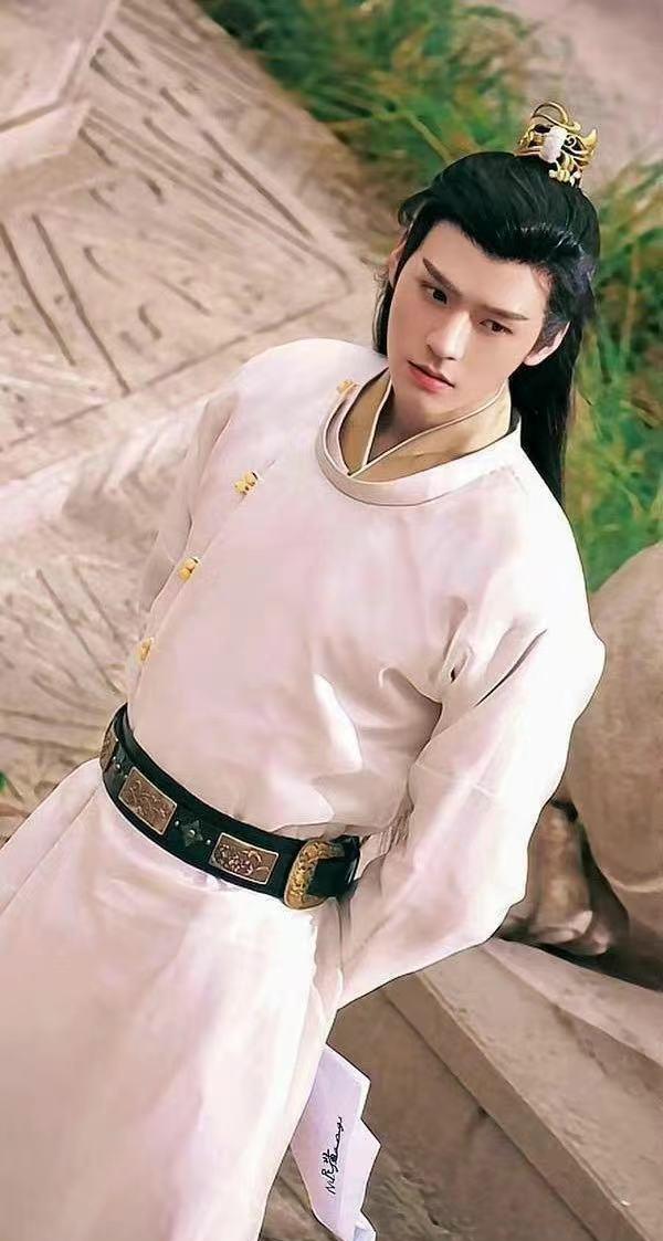 龚俊古装造型登上热搜你还记得多少古装男神呢肖战王一博