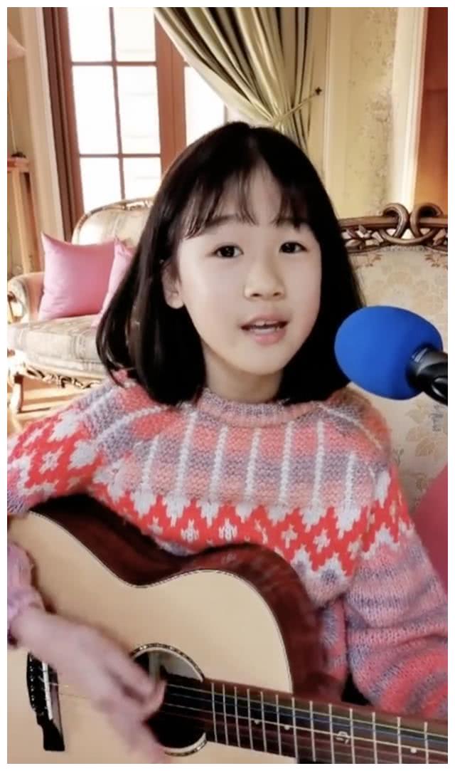 陆毅晒女儿贝儿弹吉他唱歌,歌声富有治愈感,亭亭玉立清纯可爱