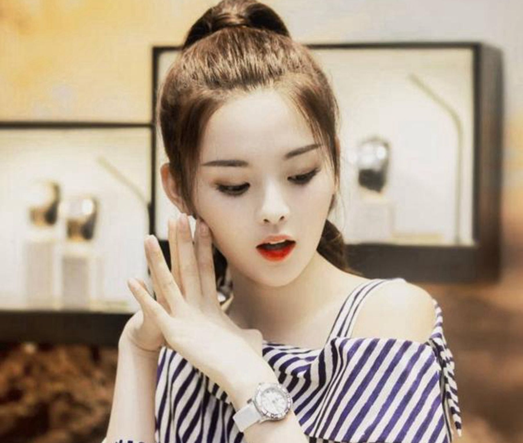 杨超越,休闲装配马尾,代言形象邻家味十足!