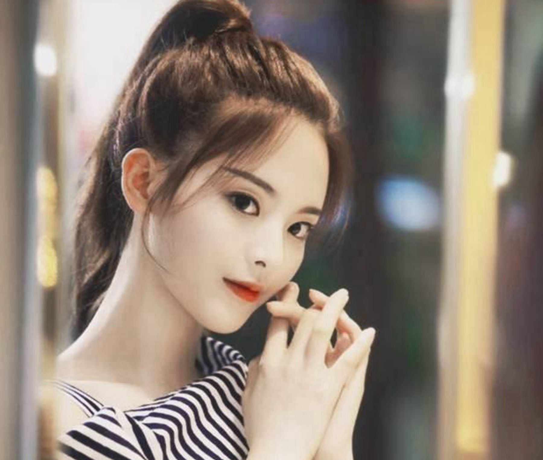 杨超越,休闲装配马尾,代言形象邻家味十足!