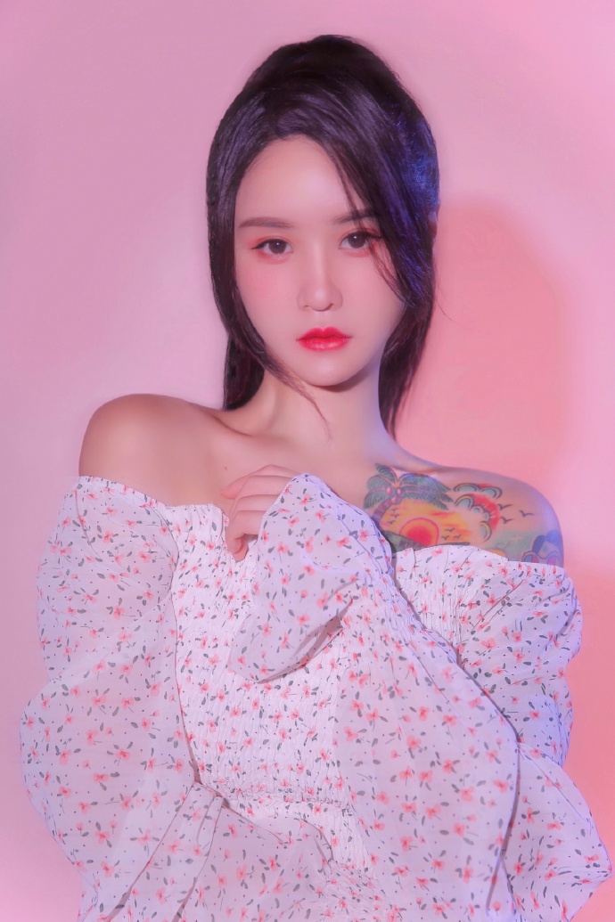 美女网红模特李幼恩迷人可爱写真美照