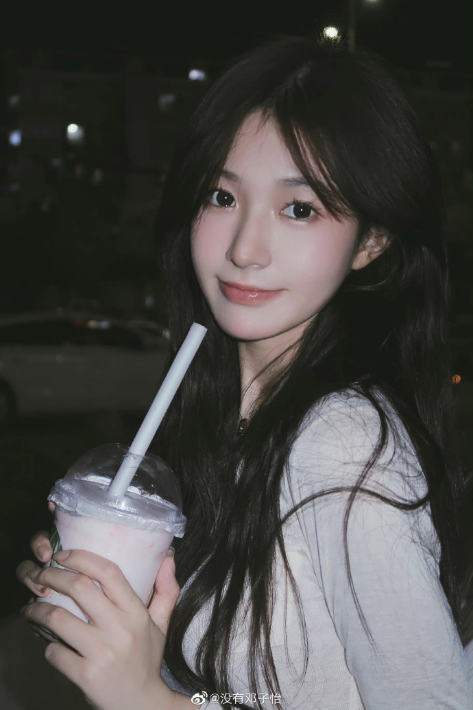 网红美女邓子怡迷人美照欣赏,真的好漂亮啊__财经头条