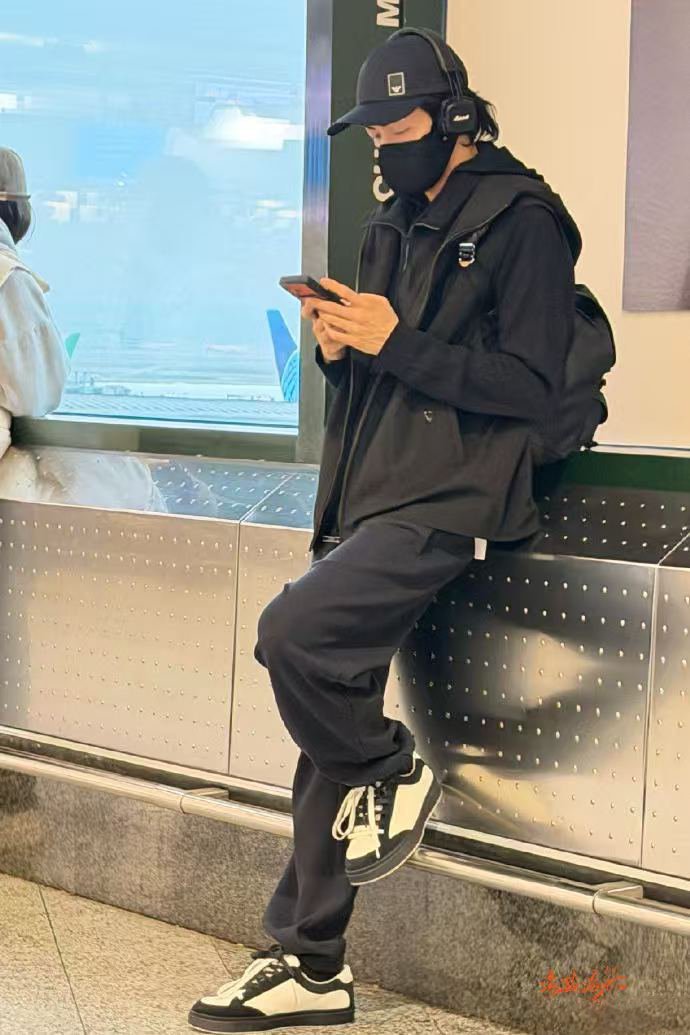 曾舜晞开启第二章回国新篇！黑色穿搭简约不失时尚