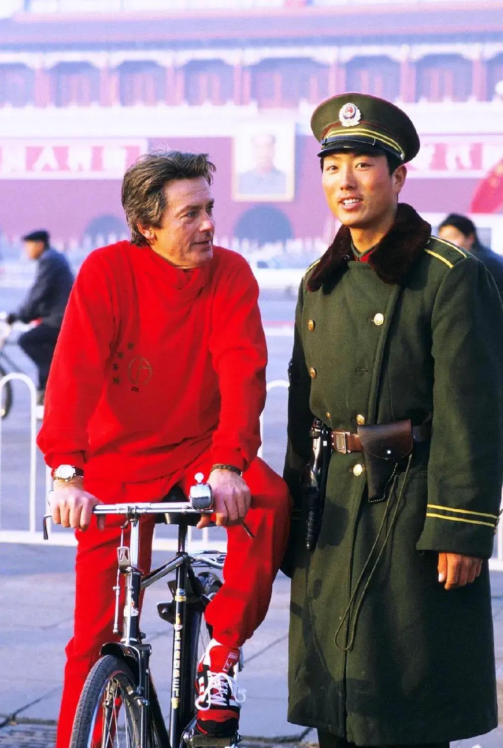 1987年52岁的法国著名影星阿兰德龙来北京旅游时留影