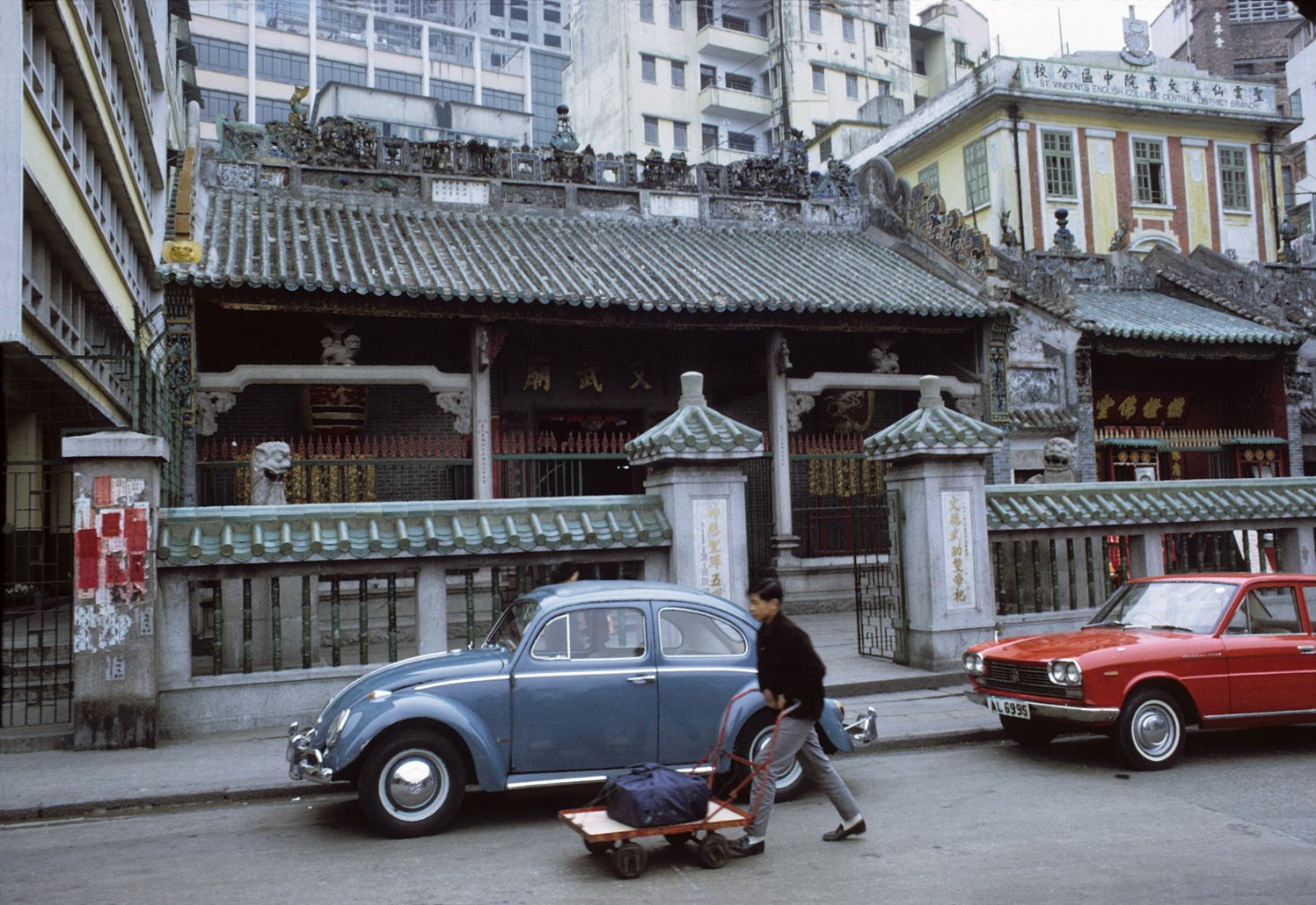 1960年的香港,双层巴士小轿车随处可见,商业街一片繁荣景象__财经头条