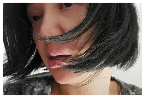 还记得梁朝伟前女友曾华倩吗她55岁长这样