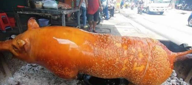 越南花1200元买一只烤乳猪，肚子切开，游客一阵惊喜：太值了
