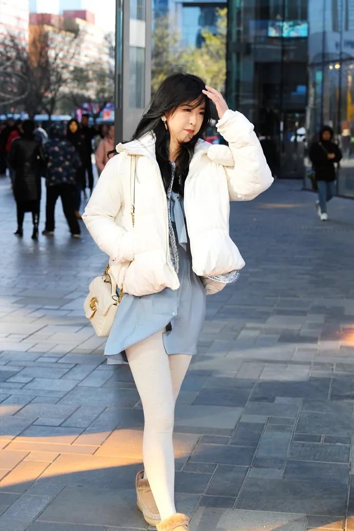 街拍:用长筒白袜打造优质美腿的靓女