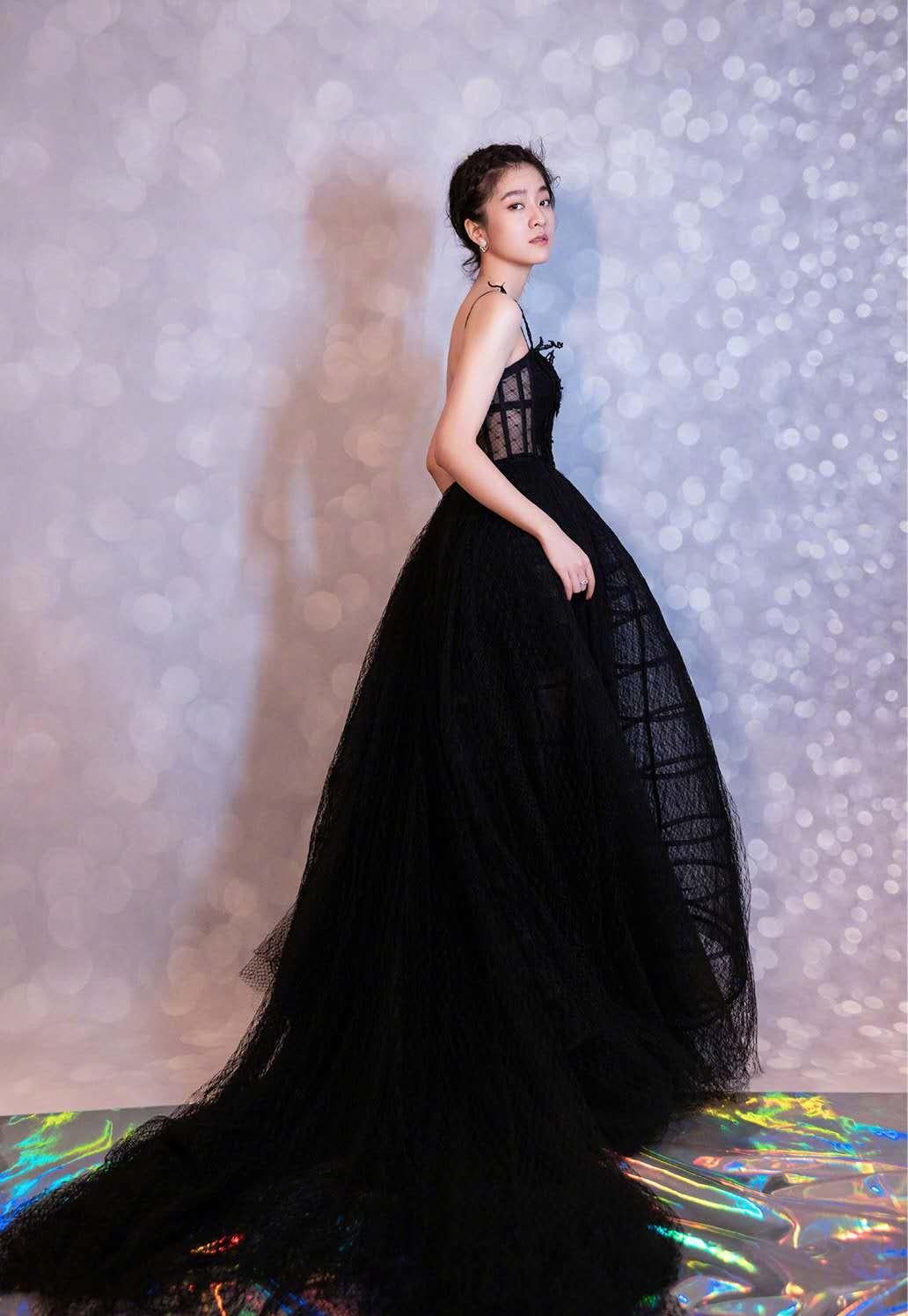 张雪迎好时髦,镂空礼服,真让人羡慕__财经头条