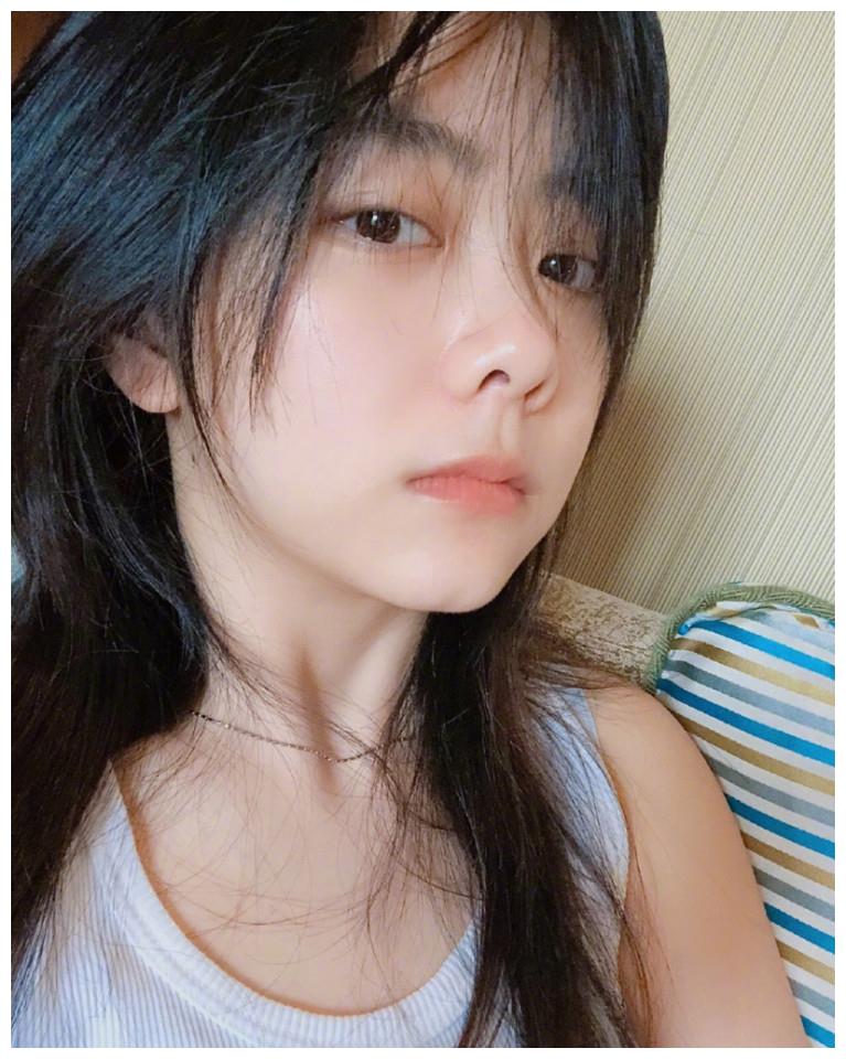 美女影视明星谭松韵清晨起床自拍美照