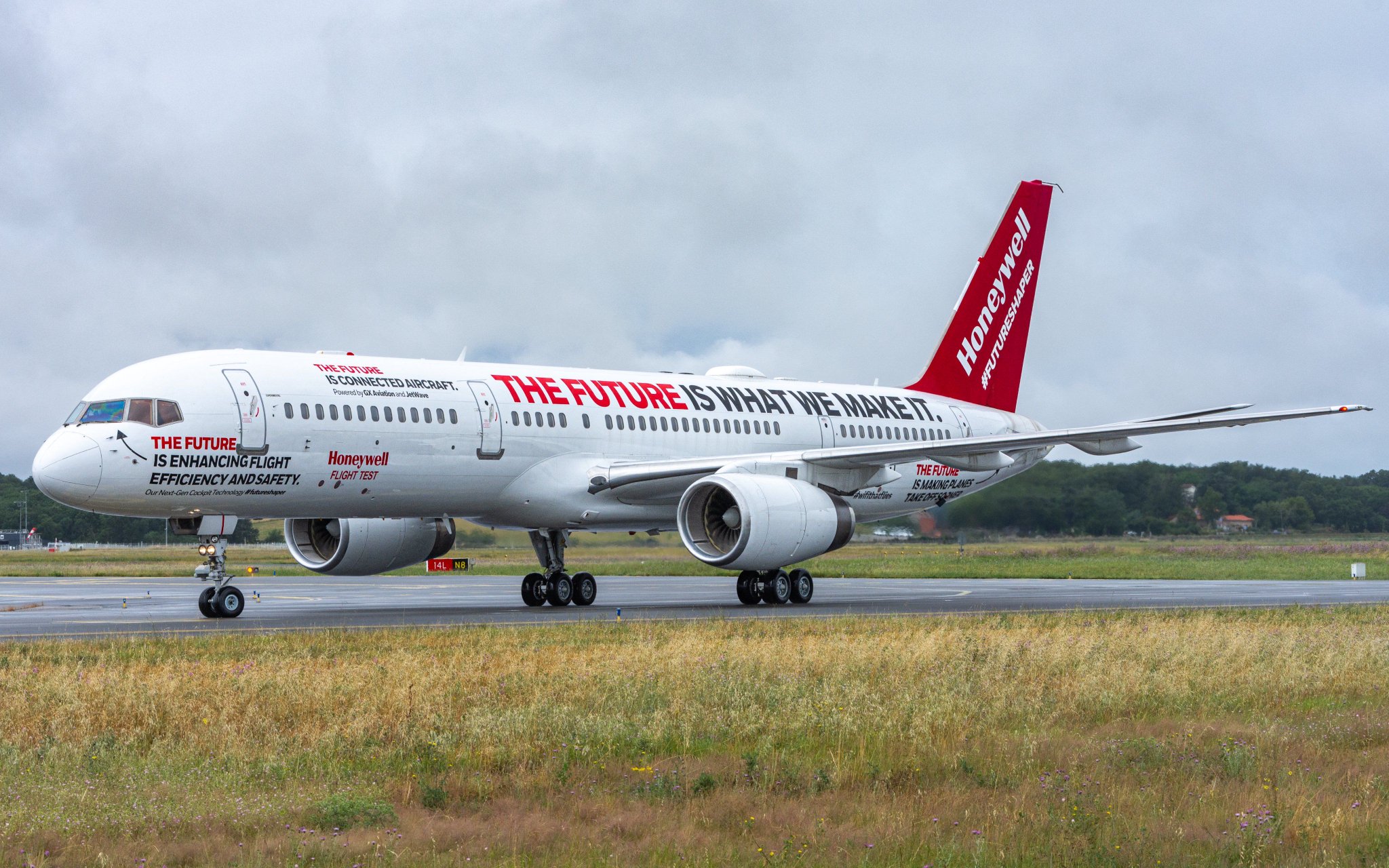 霍尼韦尔一架机龄超40年的波音757,改装后成空中测试平台.