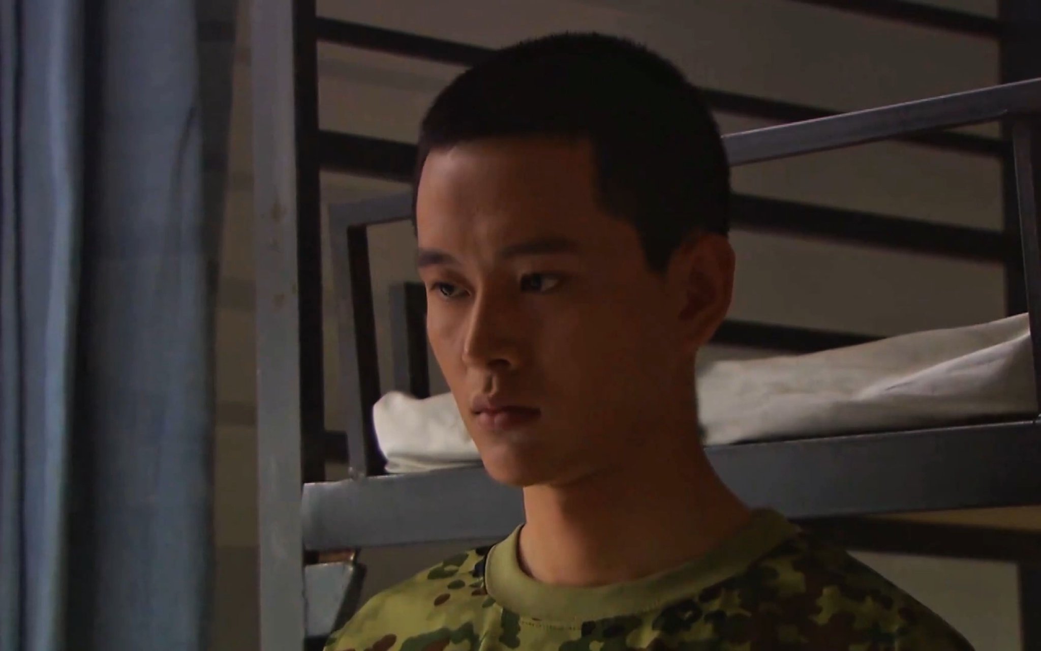 小战士假装梦游整蛊战友，结果战友当真对他疯狂拯救，他哭笑不得